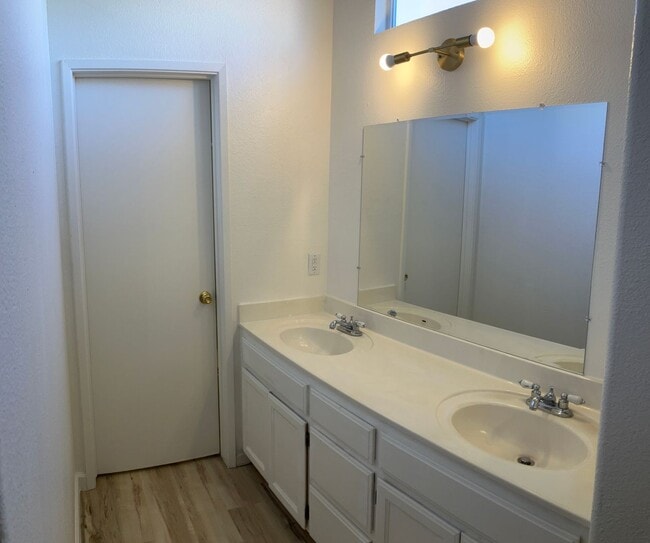 Building Photo - 5200 Dunham Ct