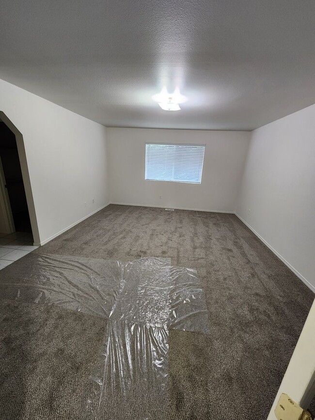 Building Photo - Spacious 3-Bed Duplex Retreat in Tacoma: 1...