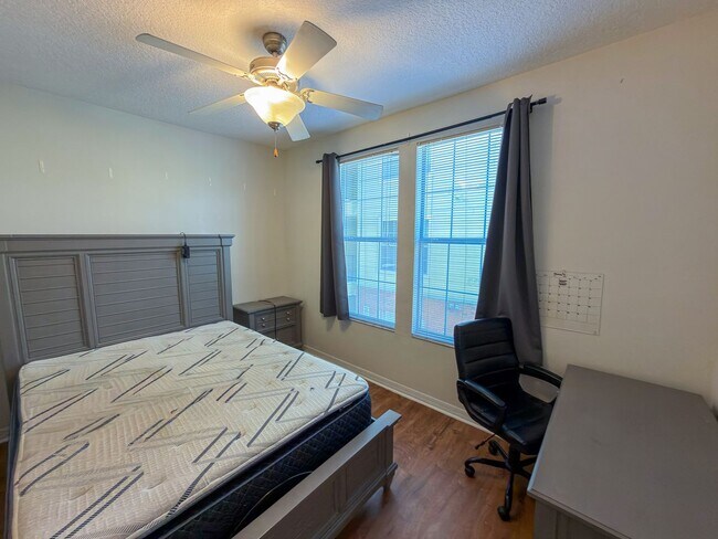 Building Photo - Campus View 1257 #206