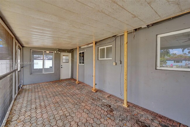 Building Photo - 924 N 30th Rd