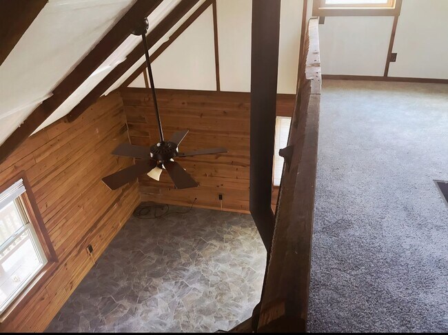 Building Photo - 512 Log Cabin