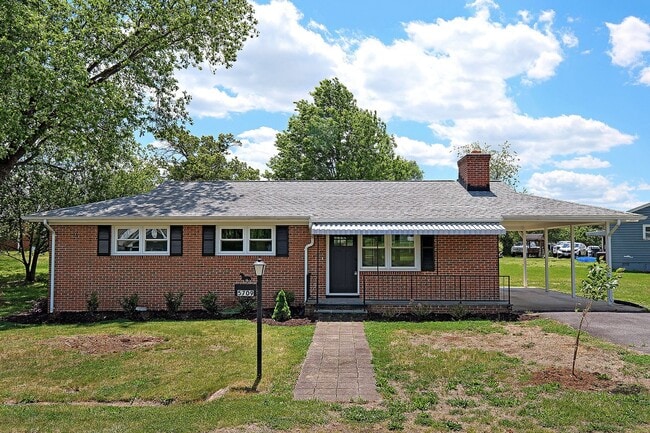 Building Photo - Updated Pet-Friendly Home - Walkable to Downtown Crozet!