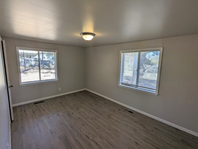Building Photo - 8718 S Vandalia Ave