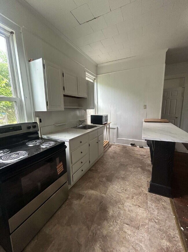 Building Photo - August Special: First Month Rent Free move in by August 10. Applications fee this month 1/2 off a...