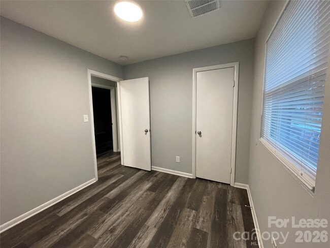 Building Photo - 2815 Ravencroft Dr