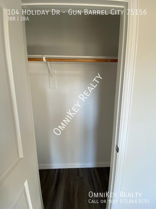 Building Photo - 104 Holiday Dr