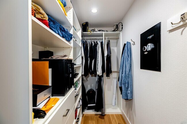 Building Photo - 1327 Crestview Ct