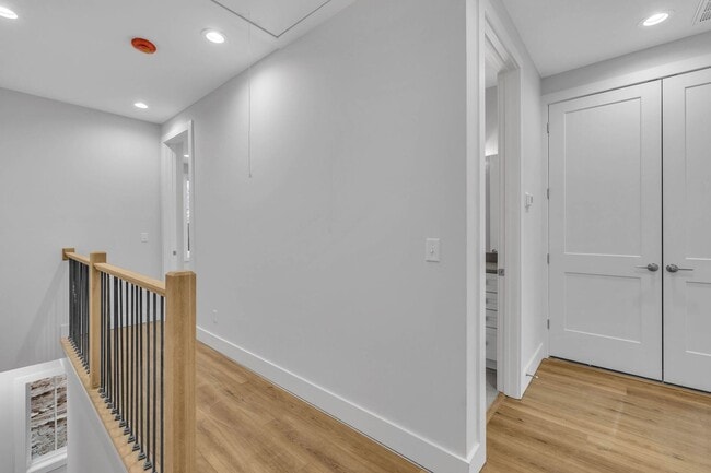 Building Photo - 425A Veritas St.