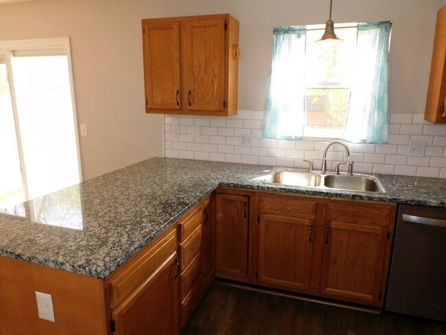 Building Photo - Spacious 4 Bedroom, 2.5 Bath Home