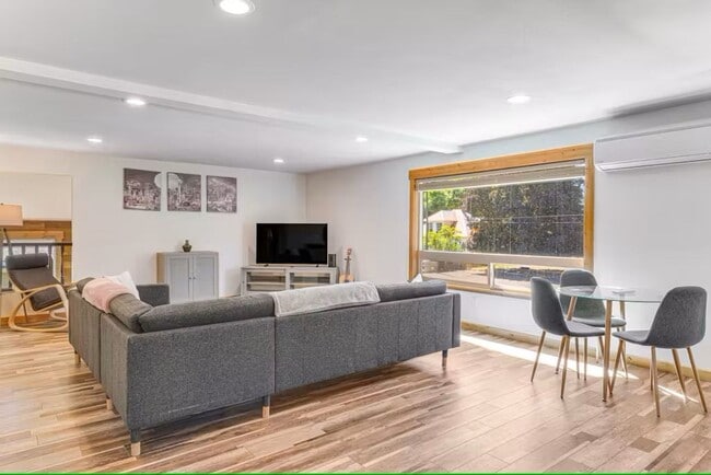 Building Photo - Adorable remodel in the heart of South Cle...