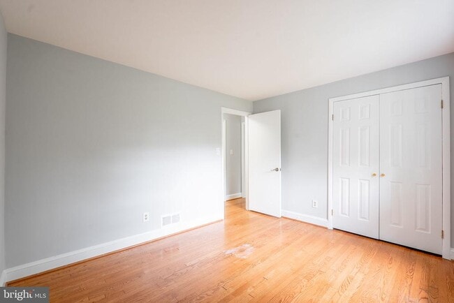 Building Photo - 9239 Vernon Dr