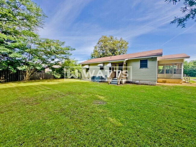 Building Photo - 3-Bedroom, 1-Bath Home in Forestdale