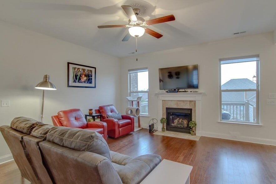 Building Photo - 422 Tamarac Dr