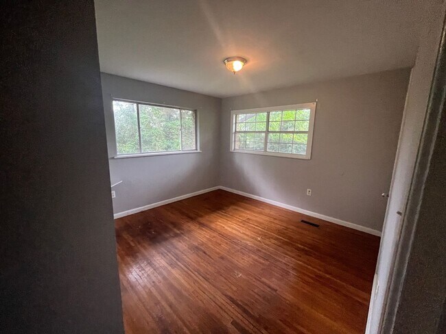 Building Photo - Nuce 3 br. Home for rent near LR Air Force base