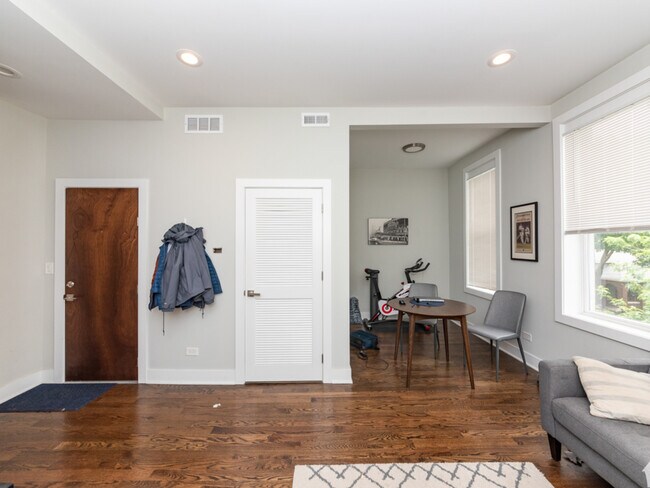 Building Photo - 2145 W Webster Ave