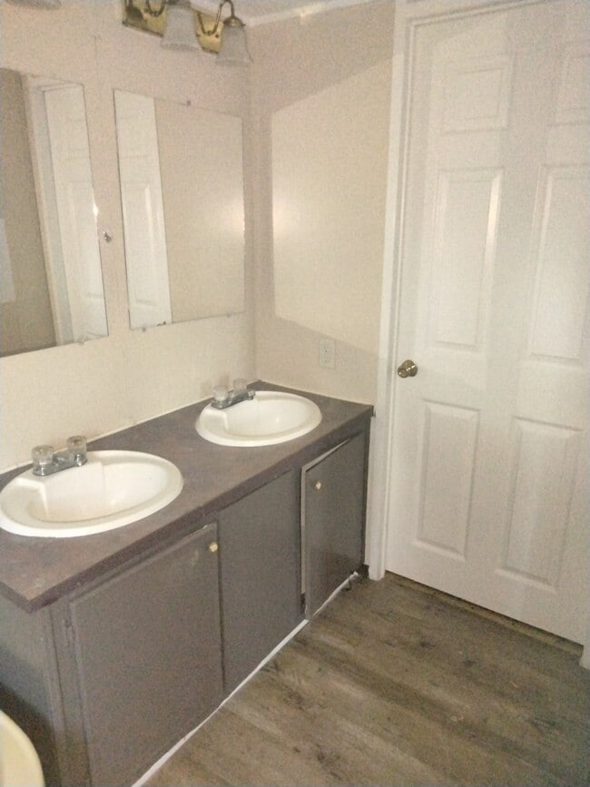 Building Photo - 104 Forest Creek Ln