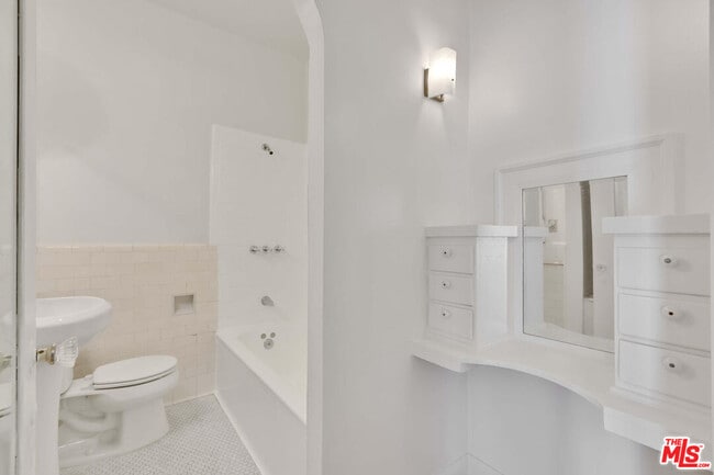 Building Photo - 5121 1/2 Eagle Rock Blvd