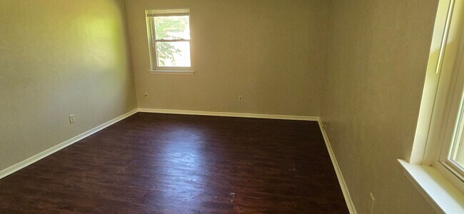 Building Photo - 1109 Shine Ln