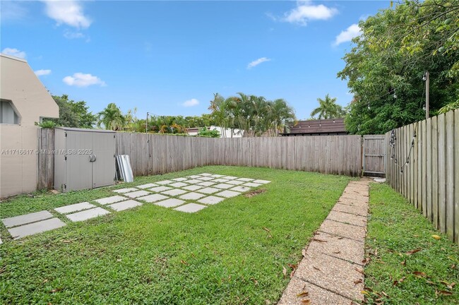 Building Photo - 7403 Twin Sabal Dr