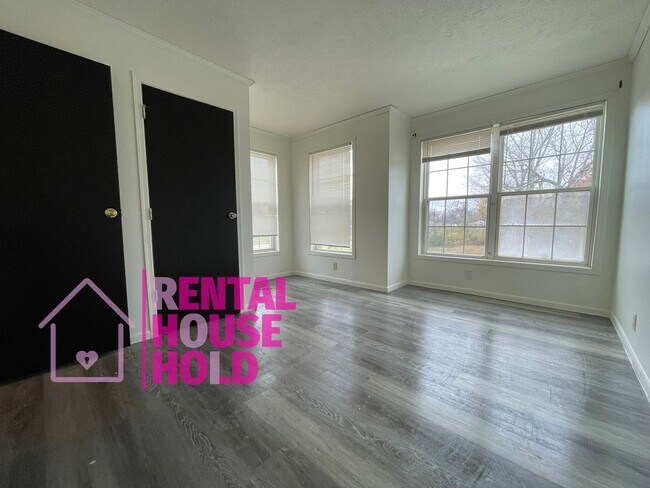 Building Photo - Completely Redone 3 Bed 1.5 Bath Rental!