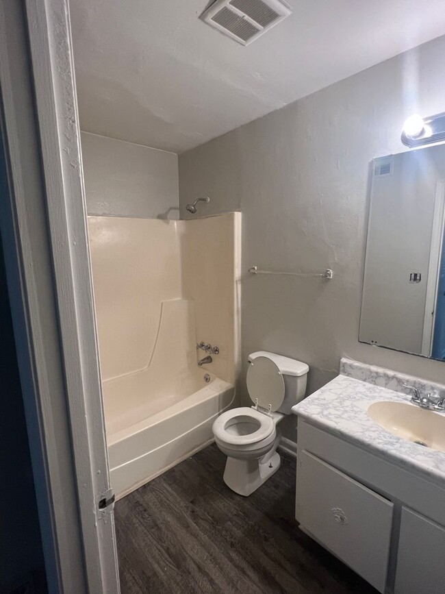 Building Photo - 1bed/1bath condo, 1st floor 758 sqft for o...