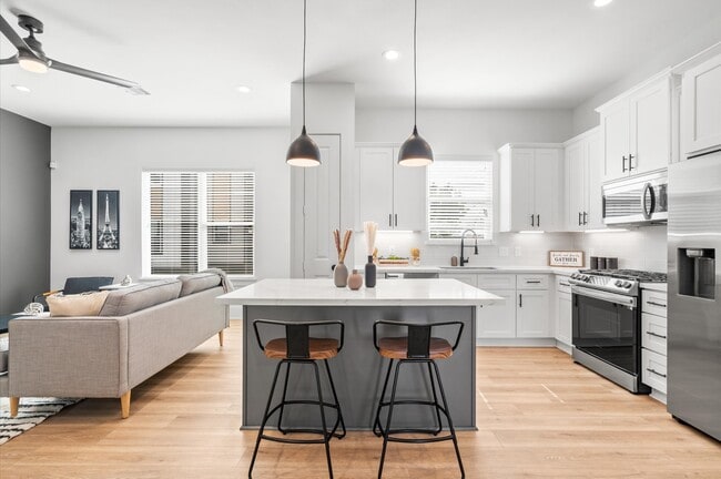 Building Photo - 5208 Pine Tree Dr