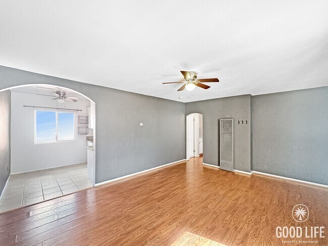 Building Photo - Beautiful 2B 1BA Condo w/ Reserved Parking and Wall AC!