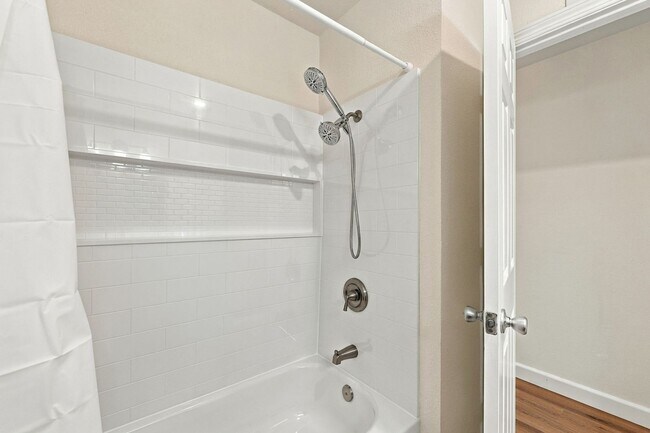 Building Photo - 560 Glenburry Way