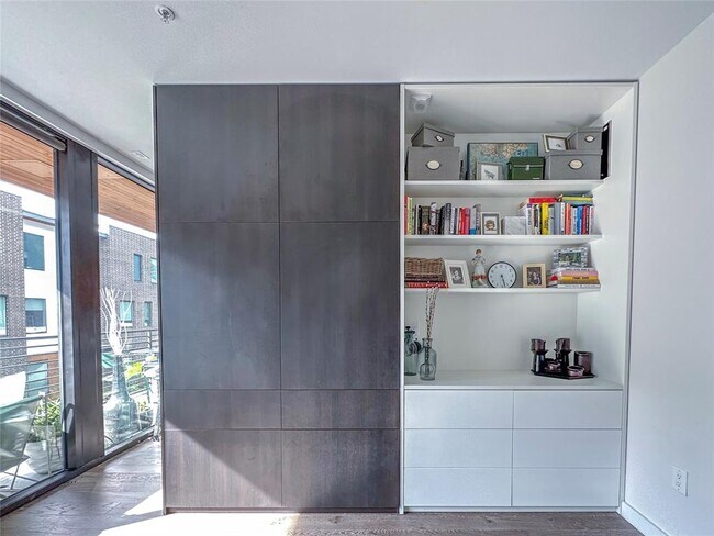 Building Photo - 900 S 1st St