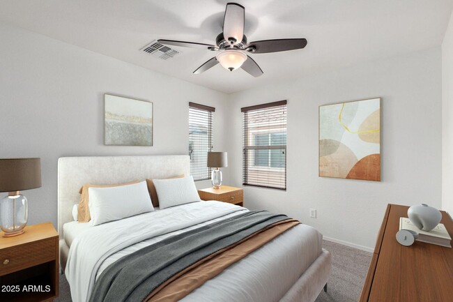 Building Photo - Beautiful 3 bedroom plus den, 2.5 bath hom...
