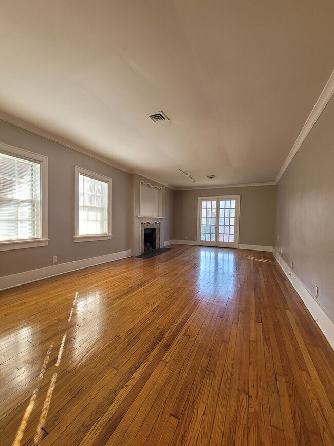 Building Photo - Spacious Blackstone Three Bedroom!