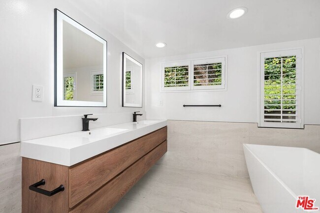 Building Photo - 1248 Bienveneda Ave