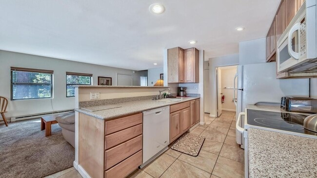 Building Photo - Well appointed, super clean condo - furnis...