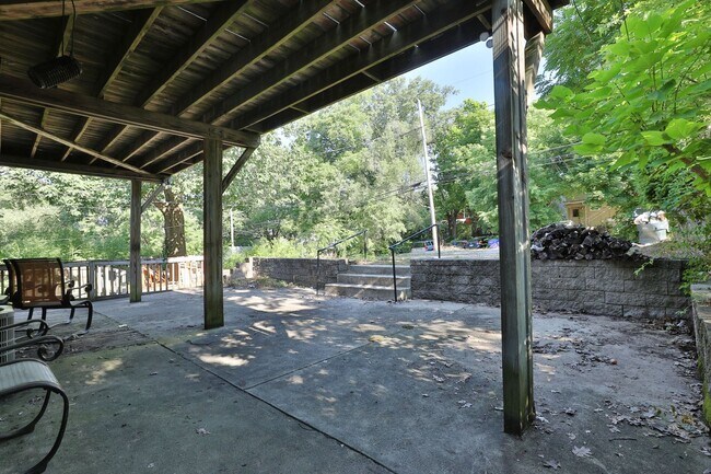 Building Photo - 4 Bedroom North Campus Newly Remodeled House with 2 Decks and Patio