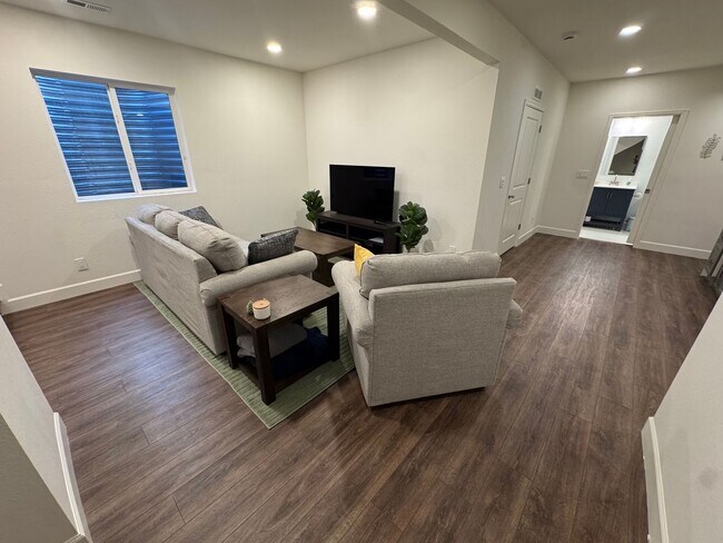 Building Photo - Modern & Light-Filled Home in Central Park – Prime Location