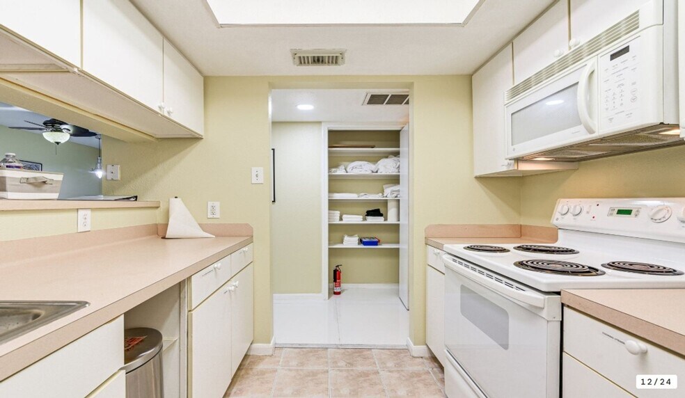 Building Photo - 2824 S Bartell Dr