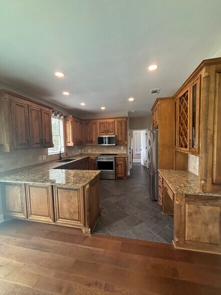 Building Photo - 7432 San Ramon Dr