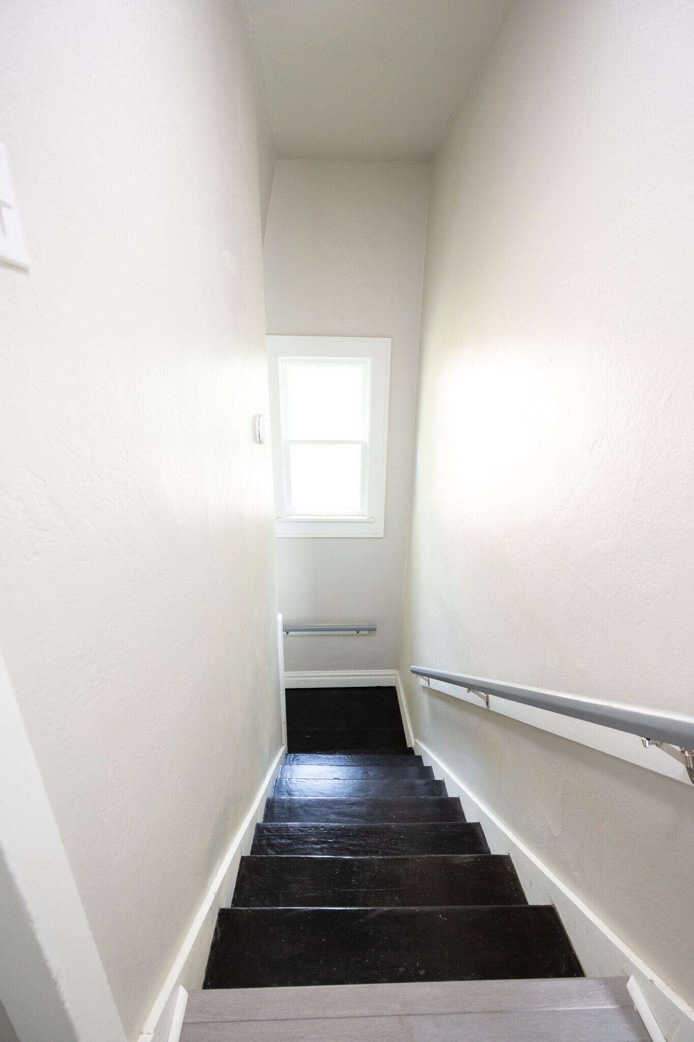 Building Photo - 413 E Hazel Ave