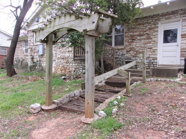 Building Photo - 3 Bed 1 Bath 2 Car in NW Oklahoma City Rob...