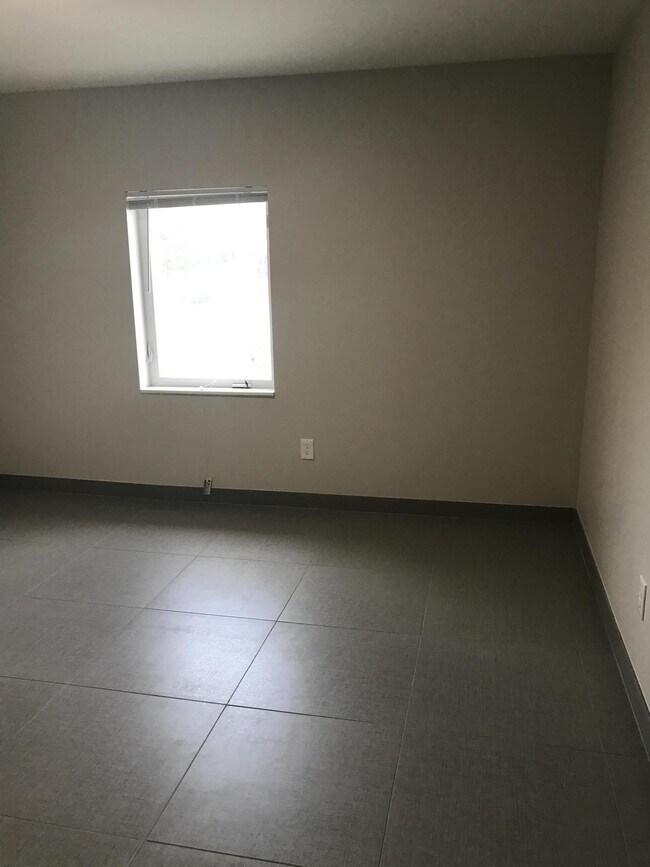 Building Photo - 142 SW 8th Ave