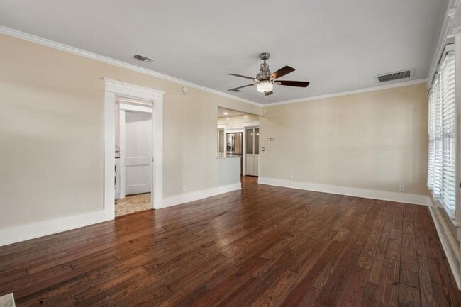 Building Photo - 342 N Cove Blvd