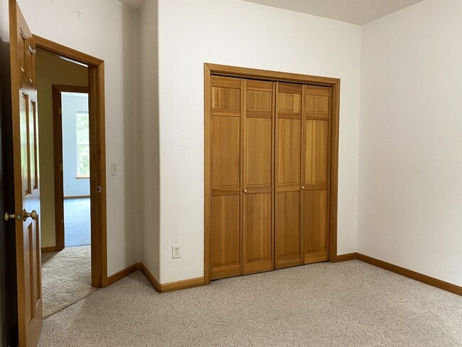 Building Photo - Private Hood River Home