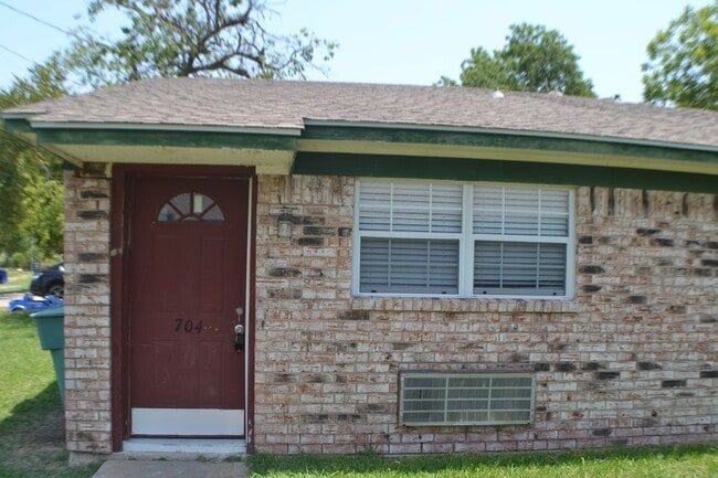Primary Photo - Half Duplex 2 Bedrooms 1 Bath For Lease in...