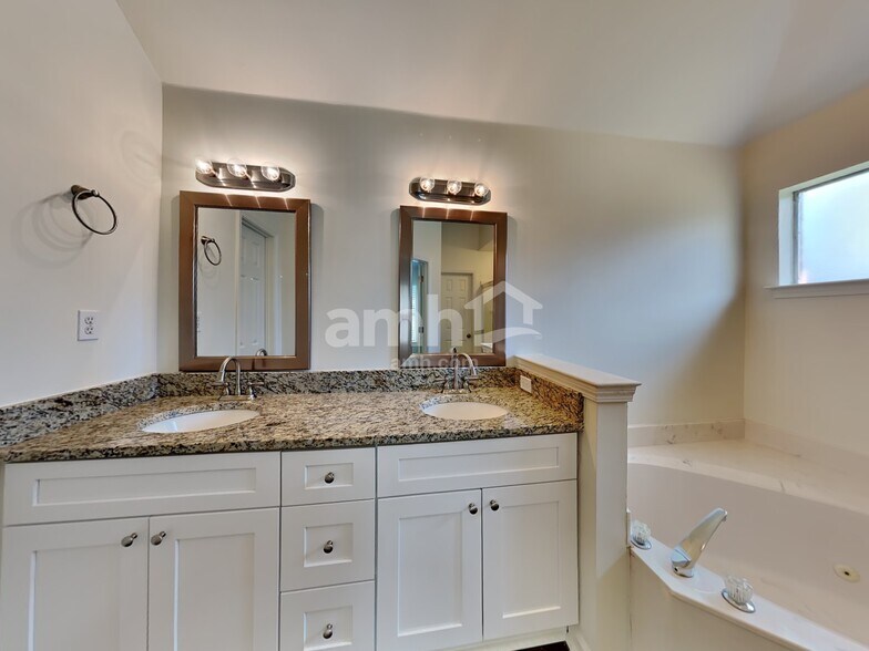 Building Photo - 4453 Graham Lake Dr