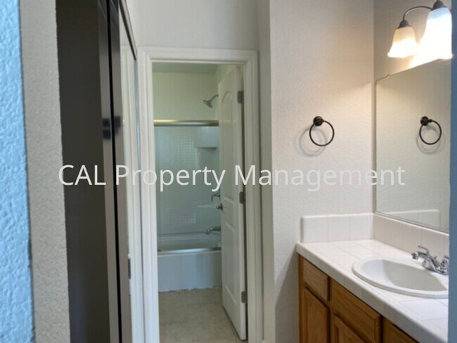 Building Photo - 2 bedroom 2 bathroom condo on North Salina...