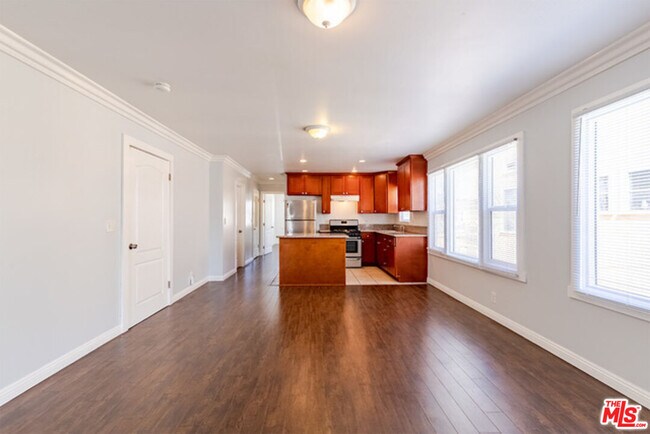 Primary Photo - 1409 Bronson Ave