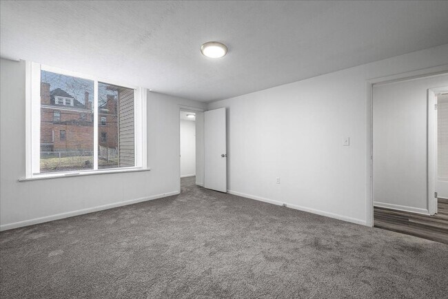 Building Photo - 612 N St Clair St