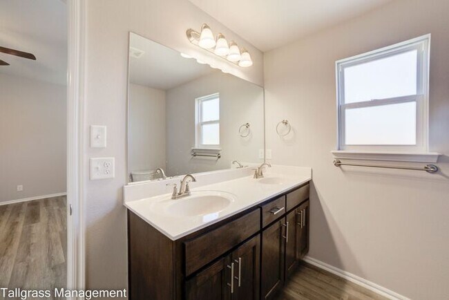 Building Photo - 4/2.5/2 New Construction in Broken Arrow!