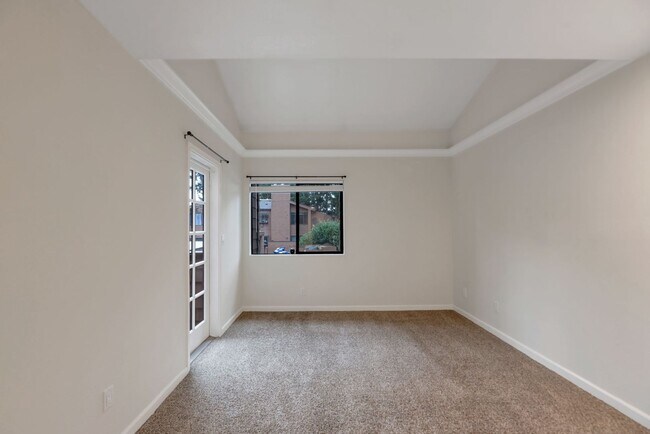 Building Photo - Great 1bed 1bath Location in Kirkland! Parking and W/S/G included in rent