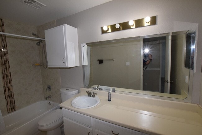 Building Photo - 5533 Chrishire Way
